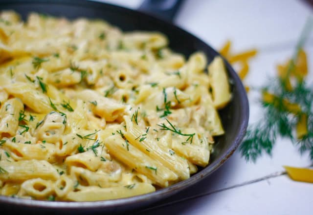 Penne z kurczakiem w sosie śmietanowym – łatwy przepis na obiad Penne z kurczakiem w sosie śmietanowym – łatwy przepis na obiad