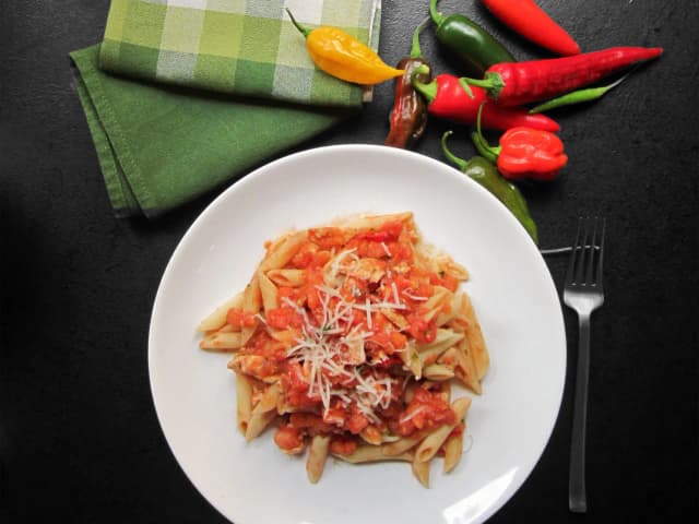 Penne arrabiata z kurczakiem: prosty przepis na wyjątkowy smak Penne arrabiata z kurczakiem: prosty przepis na wyjątkowy smak