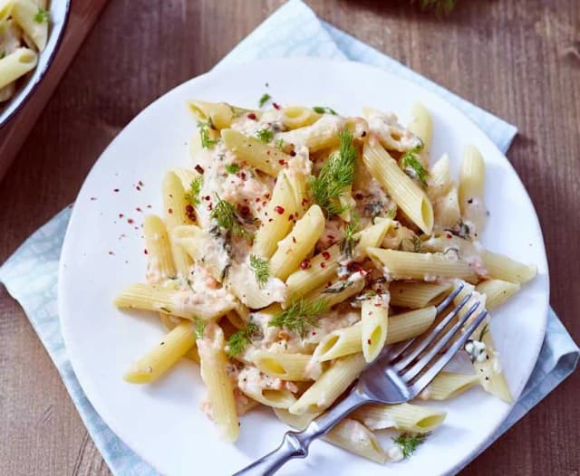 Szybki przepis na penne z łososiem w sosie śmietanowym w 20 minut Szybki przepis na penne z łososiem w sosie śmietanowym w 20 minut