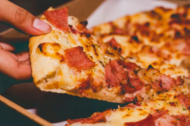 Ile kalorii ma pizza 45 cm? Zaskakujące różnice w kaloryczności Ile kalorii ma pizza 45 cm? Zaskakujące różnice w kaloryczności