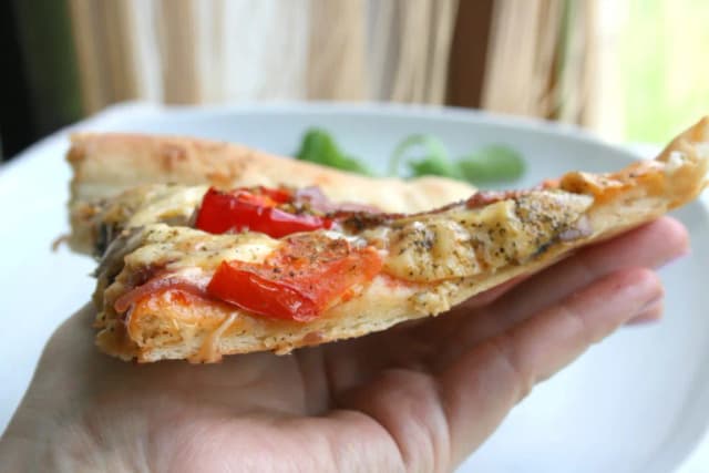 Ile powinno wyrastać ciasto na pizzę, aby uniknąć zakalca? Ile powinno wyrastać ciasto na pizzę, aby uniknąć zakalca?