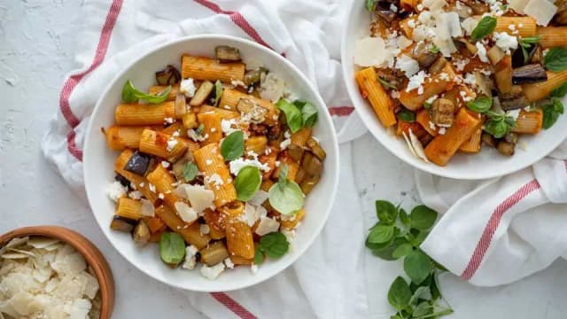 Penne alla Norma - idealny przepis na sycylijskie danie, które zachwyca Penne alla Norma - idealny przepis na sycylijskie danie, które zachwyca