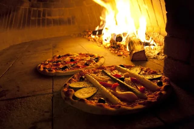 Jak odgrzać pizzę, by była chrupiąca i smaczna jak świeża Jak odgrzać pizzę, by była chrupiąca i smaczna jak świeża