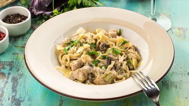 Szybki przepis na makaron penne z kurczakiem i pieczarkami w 30 minut Szybki przepis na makaron penne z kurczakiem i pieczarkami w 30 minut